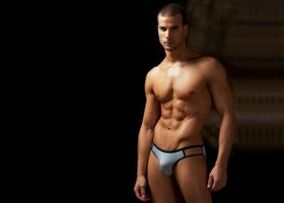 穿着短裤的男人阴茎增大