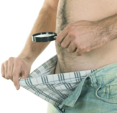 一个男人检查他的阴茎并想增大它