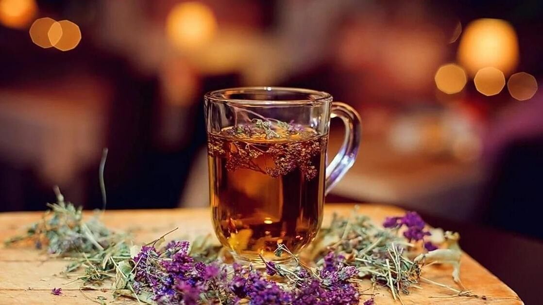 具有治疗作用的杂草茶汤可保护男性免受炎症
